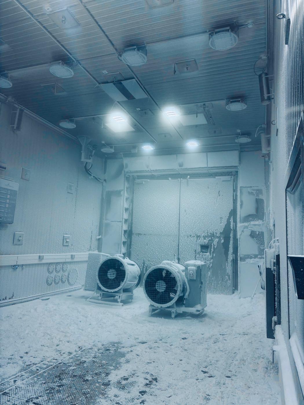 Frozen climate chamber with industrial fans